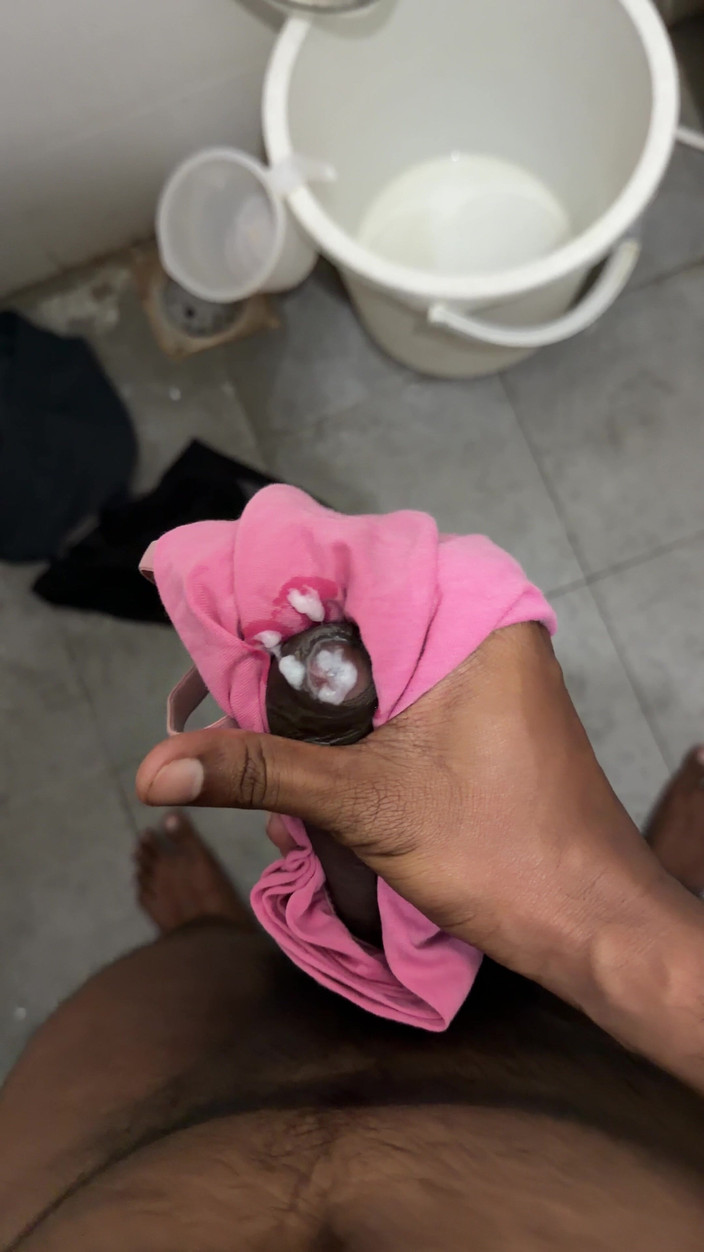 SubmitoBBC: Üvey kız kardeşimin külotuyla kalın büyük zenci yarağımı sallıyorum