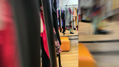 JessieHH: 쇼핑하는 동안 나를 핑거링하고 엿보는 그를 붙잡다