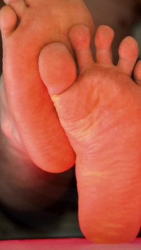 मेरे पैर आपके दिमाग पर नियम बना रहे हैं