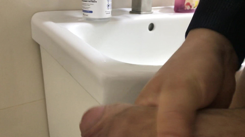 Auff: Cumshot in the bathroom