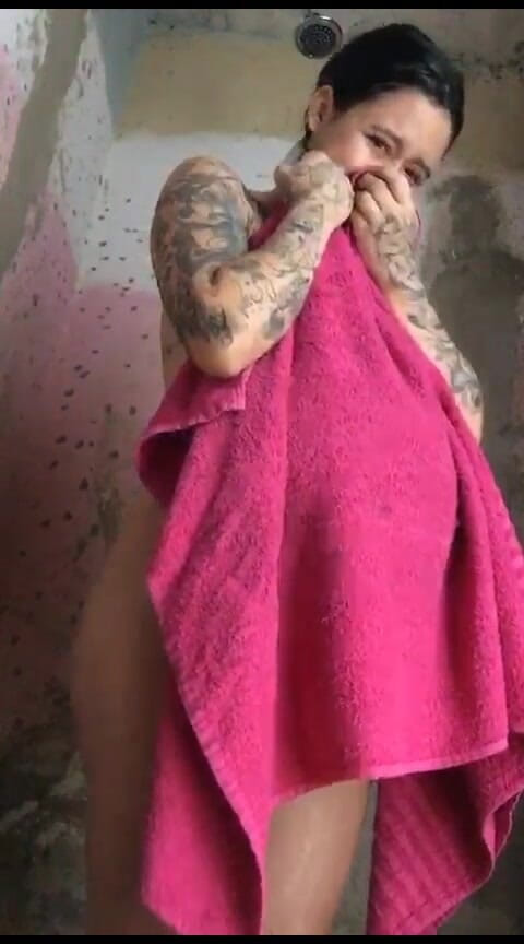 Dalyla: क्या तुम्हें पसंद है कि मैं अपने विशाल पेट को कैसे नहाती हूं