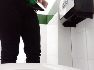Esperanzitaluton: Kamera amatir di kamar mandi merekam pakaian karyawan gudang