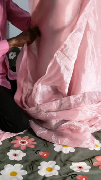 Desi Bhabhi šuká v různých polohách v růžovém Saari