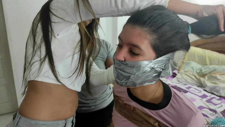 Selfgags Latina Bondage: Мері хоче, щоб її зв'язали і масово з кляпом у роті!