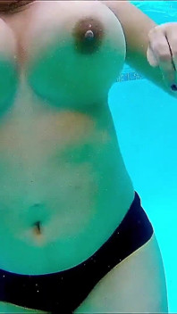 Dicke titten schwimmen