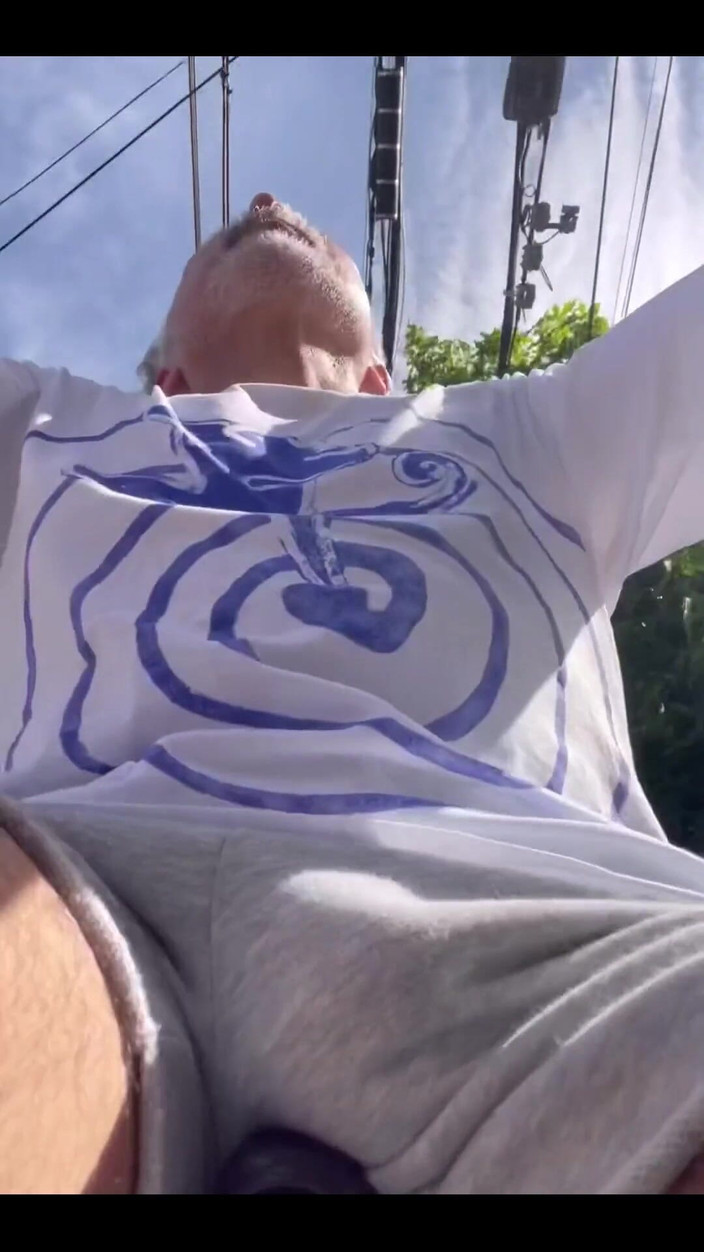 Japanese daddy: 他只是穿着运动衫骑着自行车，没有内衣...