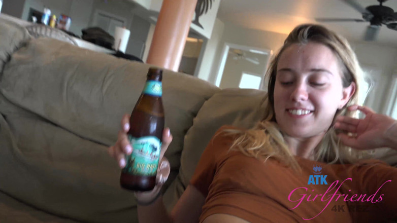 ATK Fans (Girlfriends): Du fingerst sie und sie spritzt auf der couch