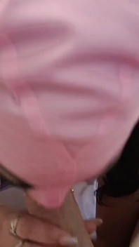 MILF dengan tubuh, pantyhose, dan tumit yang sempurna memberikan POV blowjob menelan air mani