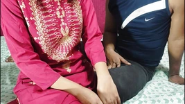 Mă odihnesc în camera surorii vitregă și ne jucăm