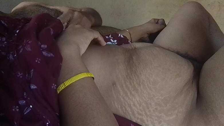 LEGSCOUPLE12: 喀拉拉邦女孩她的丈夫压和按摩她的乳房