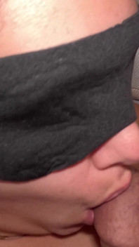 Abspritzen in Den Mund Und Schlucken Mit Verbundenen Augen