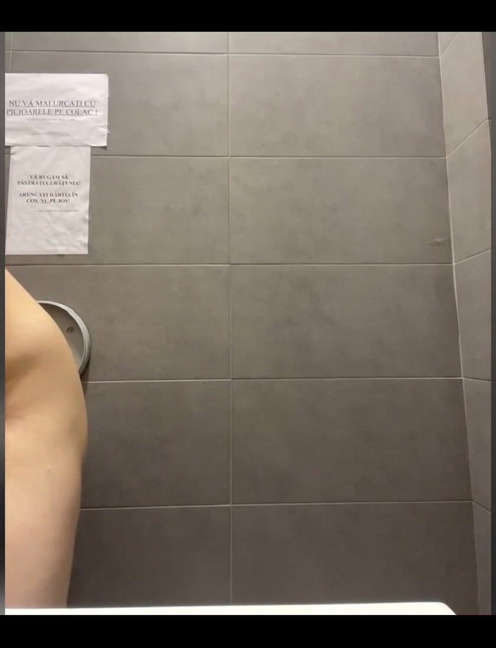 JuiceLussie: Onani i toaletten