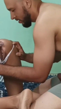 मेरा सौतेला बेटा मेरी गांड चोदता है, मुझे जोर से देता है