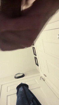 射精、カメラに滴り、大きなチンコでトイレでオナニー