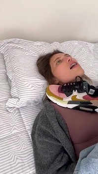 Mujer Juega Con Sus Pies Y Sus Zapatos Hasta Tener Orgasmos