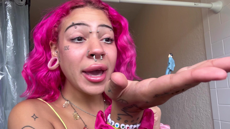 Nali Marie: Giantess znajduje małego mężczyznę