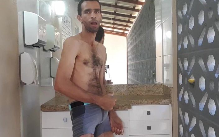 osmar1221: Își scoate lenjeria intimă și face sex incitant pe holul băii