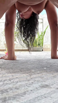 Saya meniduri pantat saya dengan beberapa dildo dengan ukuran berbeda