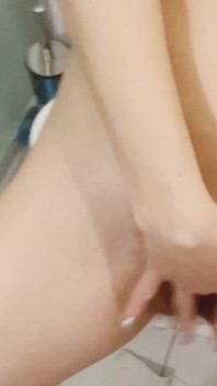 Quente milf está mostrando sua madura bunda e buceta peludas