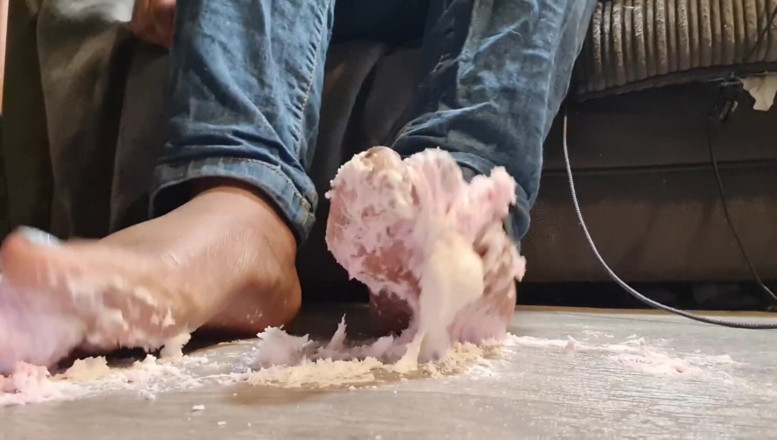 Simp to my ebony feet: Nohy Marshmallow
