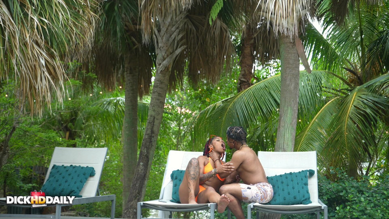 DICKHDDAILY: Rapidinha à beira da piscina: Honeydippedc