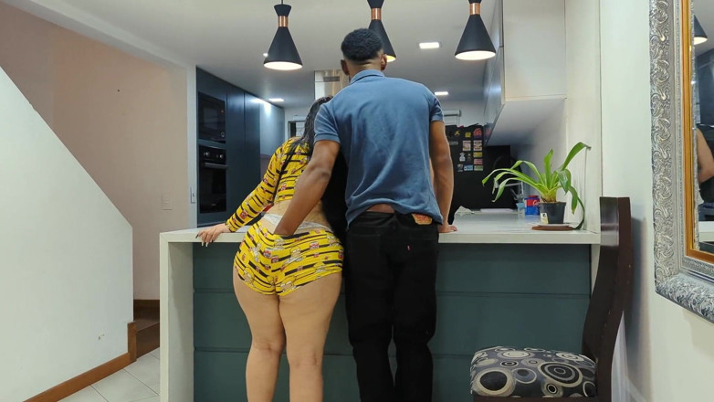 Anotonella-jones: Kawan baik suami saya Rioc melawat kami dan mengongkek saya...