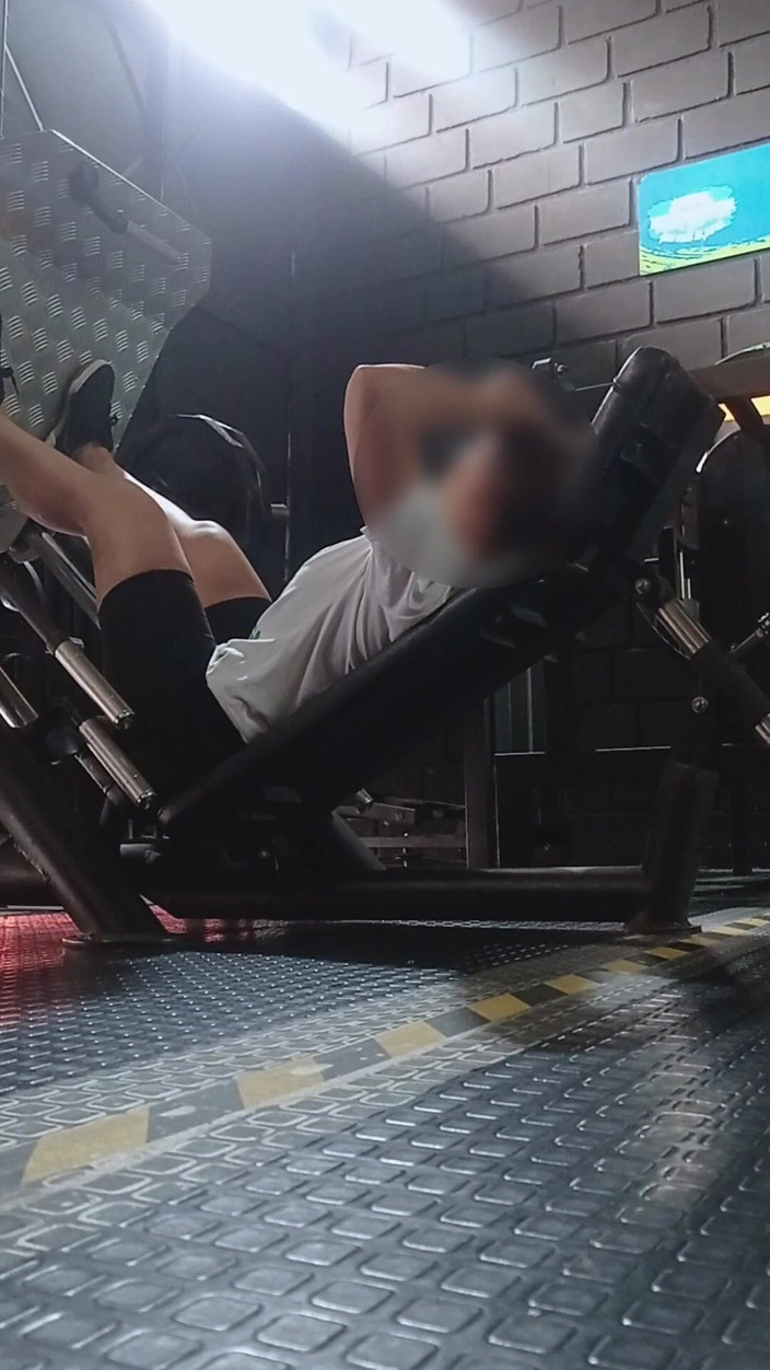 TuLobita9292: Saya pergi ke gim dan akhirnya melancap di bilik air...