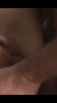 La magra teen beata undine si fa riempire il culo da un cazzo enorme