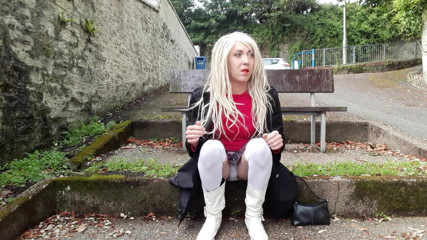 The Midnight Minx: Themidnightminx chillen op een bankje