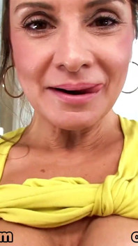 Bella bruna MILF rebecca bardoux punto di vista pompino facciale deepthroat