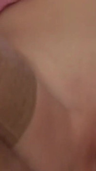 Blondes schätzchen bekommt intensive muschilecken und fingert action