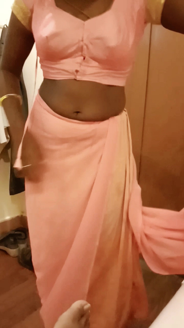 RenuRaj: Desi Tamil Wife Renu's Big Ass &amp; Pussy dokuczał w Sari...