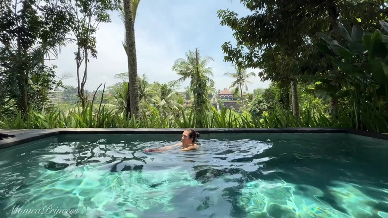 Princess Monica: Škádlení v průhledných šatech Venku u bazénu, Striptýz