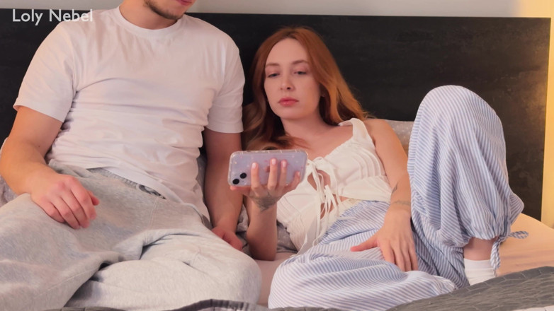 Loly Nebel Studio: J’ai surpris ma demi-sœur en train de regarder du porno...