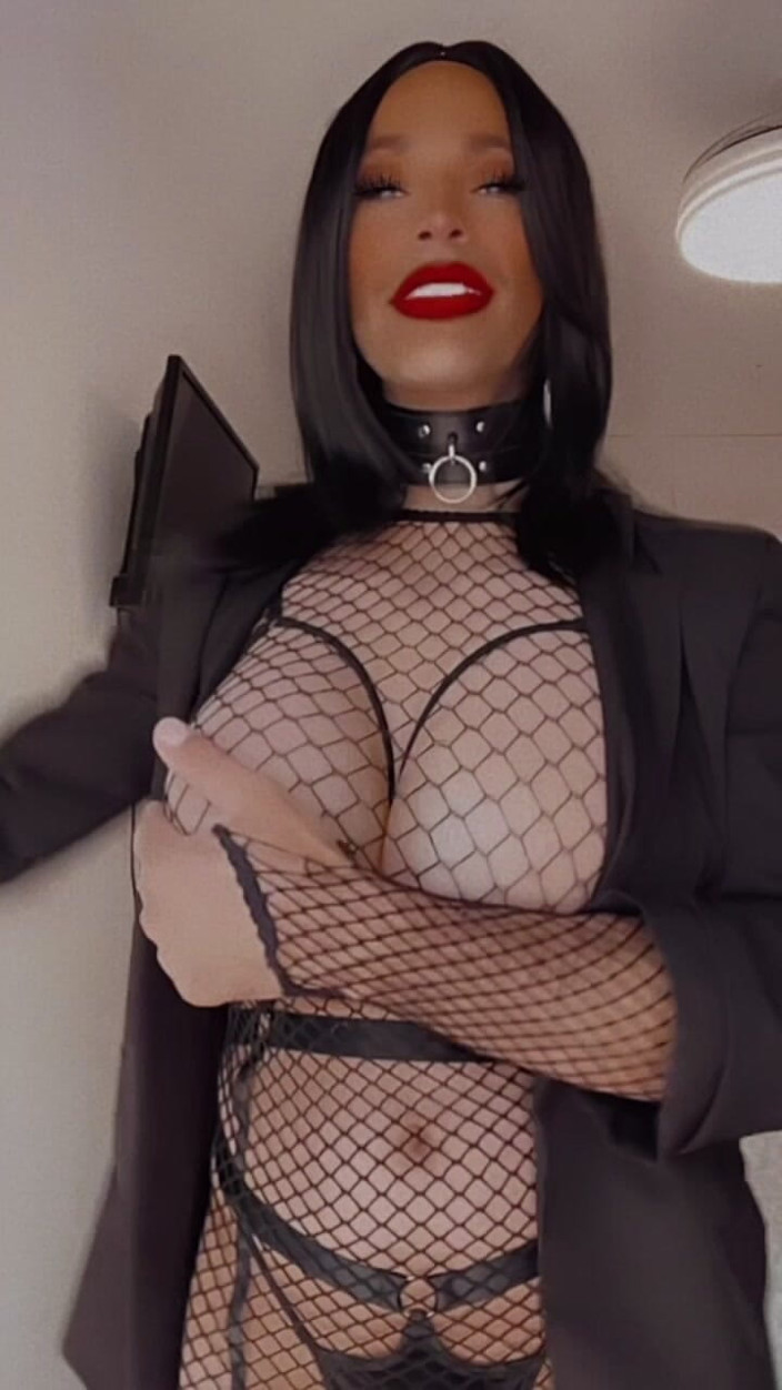 Sissy Slut Brianna: Bine ați venit la bord. Astăzi sunt căpitanul vostru. Și dețin...