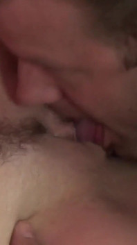 Madura com experiência Tera Dice uma puta com peitos pequenos e cabelo claro gosta de gritar de prazer enquanto fode