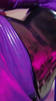 Fetisj rubberen dominatrix Eva Latex paars jurk masker grote kont milf speelgoed bdsm femdom solo heet