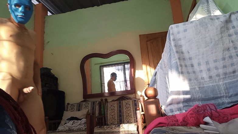 Martin13: Я її дуже смачно трахаю на шматку меблів, а тепер я збираюся трахнути її в анус. Це смачно