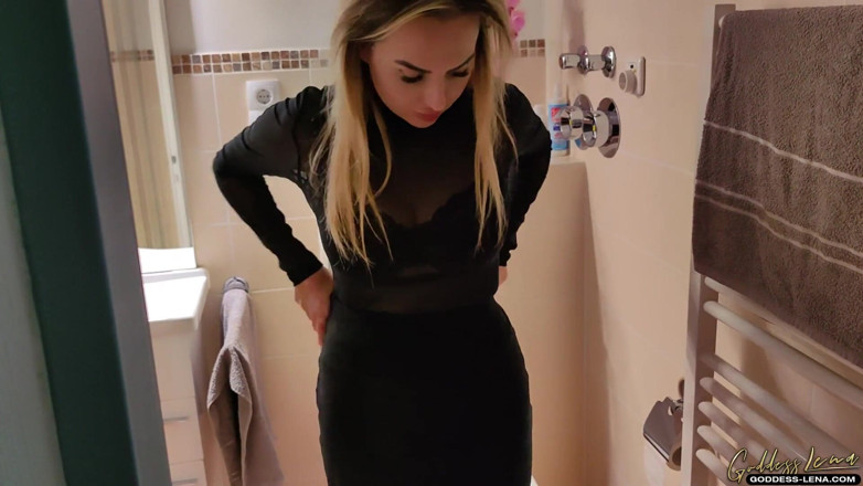 Goddess Lena: ¡Lamiendo el baño, comiendo semen, tragando orina!