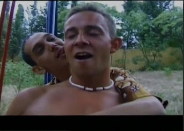 Hot Boys: Un couple gay branle des bites à l'extérieur