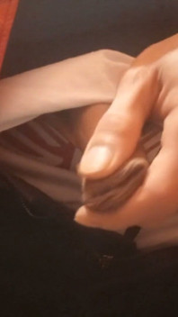 Seksi eşcinsel ibne yüksek sesle çişini yapıyor farklı kıyafetler ve görünümler giyiniyor