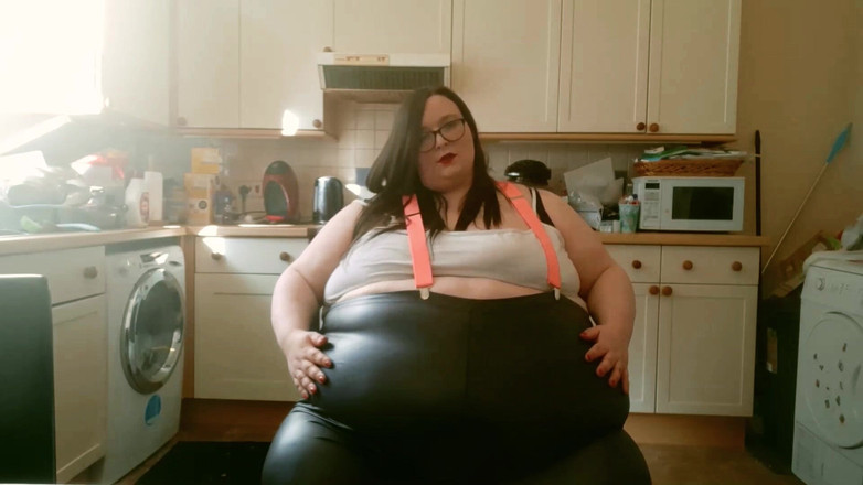 SSBBWLadyBrads: Bella donnona bella donna in cucina gioca in abiti attillati...