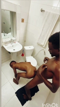 Ngentot abang tiriku sendiri di kamar mandi.