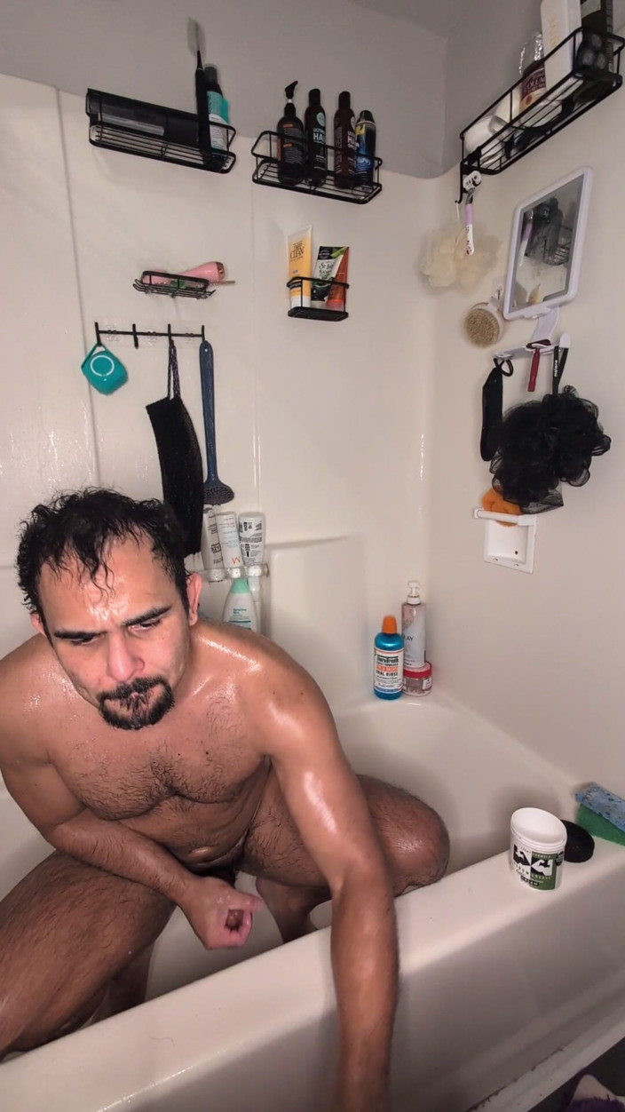 Benji Bastian: Il bodybuilder accarezza il suo grosso cazzo dopo l'allenamento dentro...