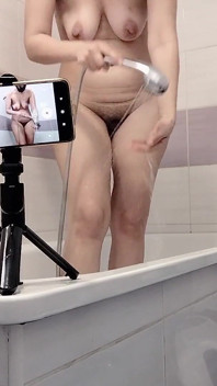 다리를 면도하는 섹시한 라티나. 털이 무성한 갈색 머리 거유 큰 엉덩이.