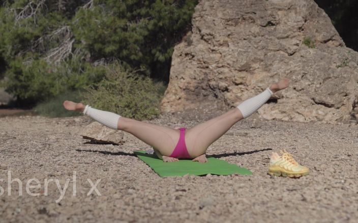 Sheryl X: Venkovní jóga v punčochách v lese