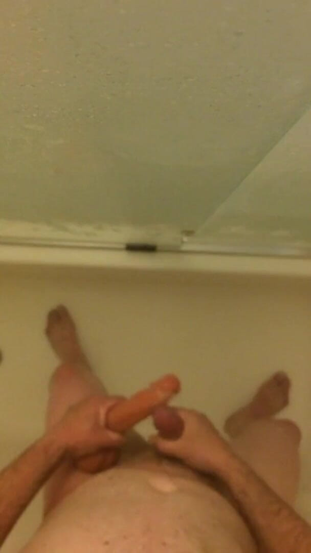 Kinky horny gay bois: Je compare le sien avec quelque chose de plus gros...