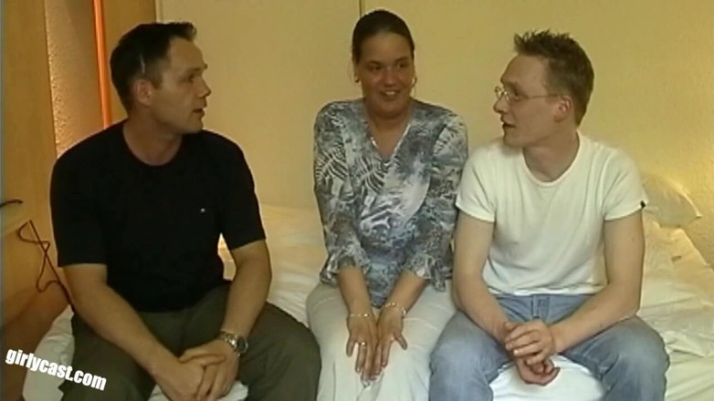 Girlycast: Kerstin casting on the bed