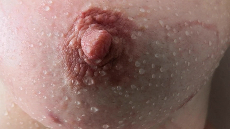 Bouncy Tits Action: Țâțe cu picături în apă