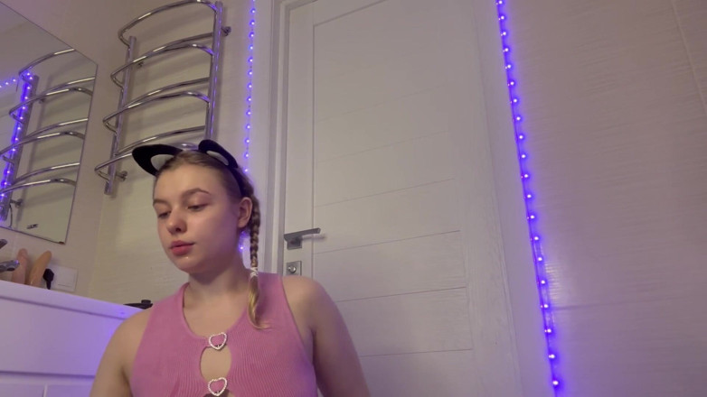JuiceLussie: Fingering Virgin Asshole